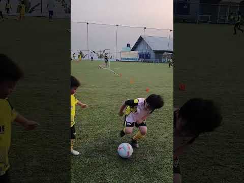 Mama Kaget Ara Jatuh Lg Duel Sepak Bola Sm Teman Langsung Golin. Caranya Tendang K Gawang Ma ⚽🤷‍♀️ thumbnail