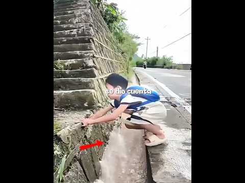 Un Motociclista Amable Ayudó a un Niño a Cruzar una Zanja Inundada… 🥹🏍️🌧️ thumbnail