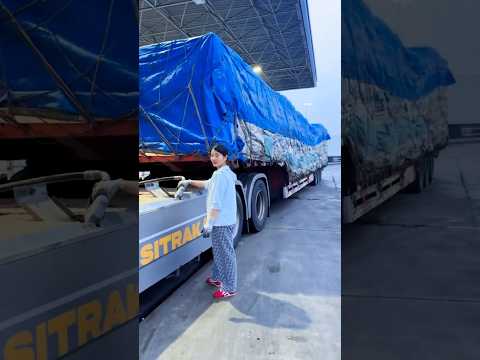 Ngày cuối tuần nhưng nữ tài xế vẫn chăm chỉ lái xe giao hàng #truckdriver #trucking #automobile thumbnail
