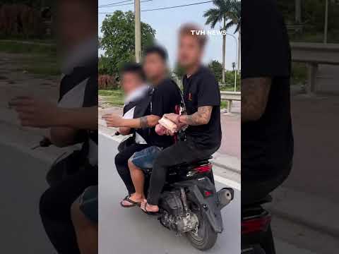 Công an vào cuộc xác minh làm rõ vụ nhóm thanh niên đi xe không biển số dùng dép đánh người đi đường thumbnail