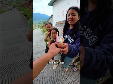 Người đàn ông mang niềm vui đến cho trẻ trong làng 🙏 thumbnail