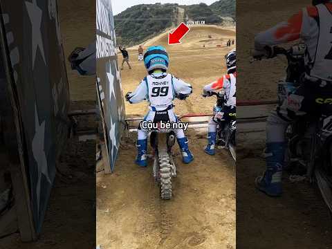 Cậu bé nhận bài học đắt giá khi quá tự tin trong cuộc đua moto 🥲 thumbnail