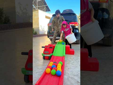 تلعب بالكرات على سكة القطار 😱😰 thumbnail