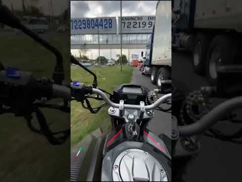 Chamou na seta e jogou em cima #shorts #moto thumbnail