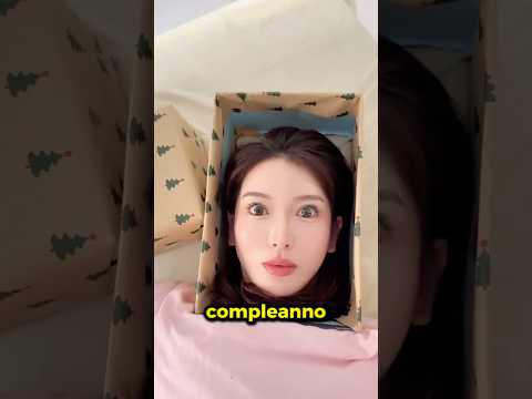 Si è nascosta dentro un regalo!🤯 thumbnail