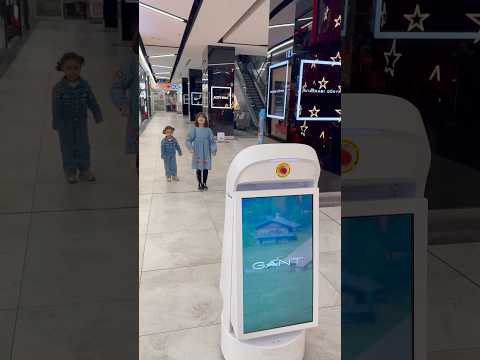 Avm de robot bizi kovalıyor😂 #aboneolmayiunutmayin #keşfetbeniöneçıkar #kesfeteyyiz #funny #shorst thumbnail