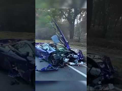 Detik-detik Dua Bugatti Chiron Hancur di Maroko. thumbnail