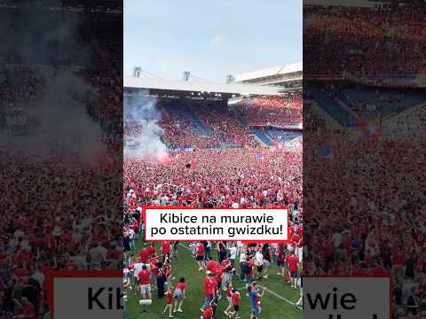 KIBICE WISŁY KRAKÓW ŚWIĘTUJĄ AWANS NA MURAWIE STADIONU #shorts thumbnail