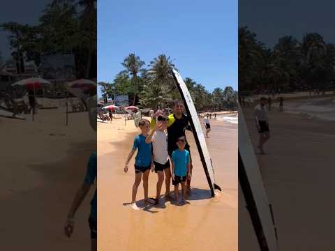Gaat Miaz zijn burgers krijgen 🍔 #challenge #surfing #burger #vacation #srilanka #family #travel thumbnail