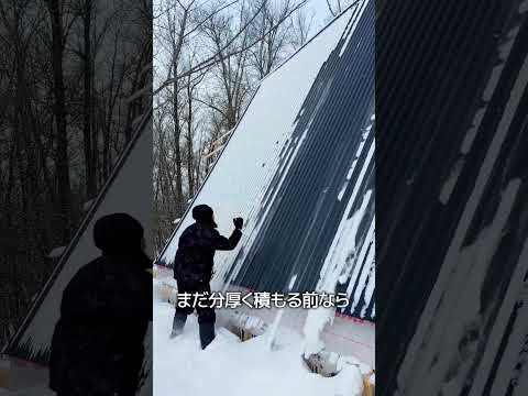 屋根に積もった雪下ろし thumbnail