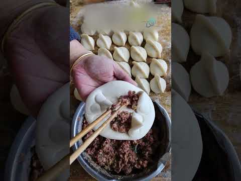 الفتاة قصت العجين بطريقة مميزة و حطت فيها لحمة !! #shorts thumbnail