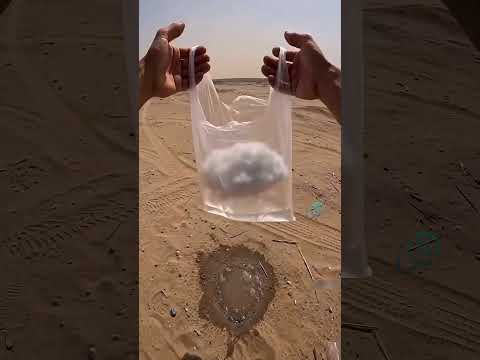 هذا الرجل رأى غيمة قريبة من الارض و كانت تمطر في الصحراء !! #shorts thumbnail