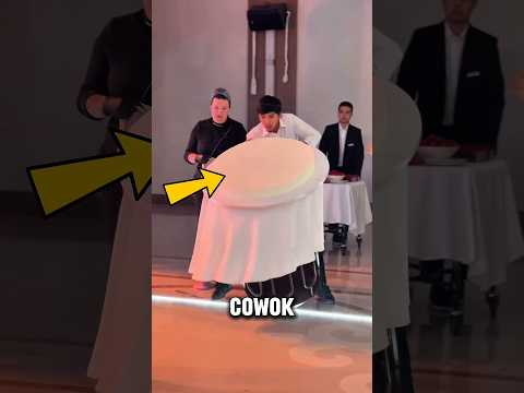 Kue Pernikahan Hancur Berantakan....Tapi Pasangan ini Tetap Santai dan Dipuji Netizen! thumbnail
