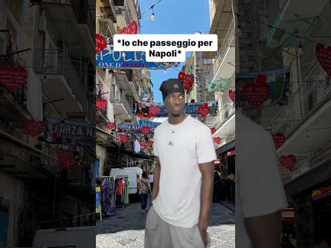 Quando passeggi per Napoli 😂 thumbnail