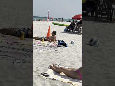 🇺🇸 Sunny day at Miami beach thumbnail
