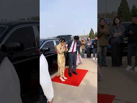 🇨🇳 新娘出嫁途中下车祭奠，墓前含泪告诉父亲自己嫁人了 🇬🇧 Bride Stops by Father’s Grave on Wedding Day to Shares Her Joy thumbnail