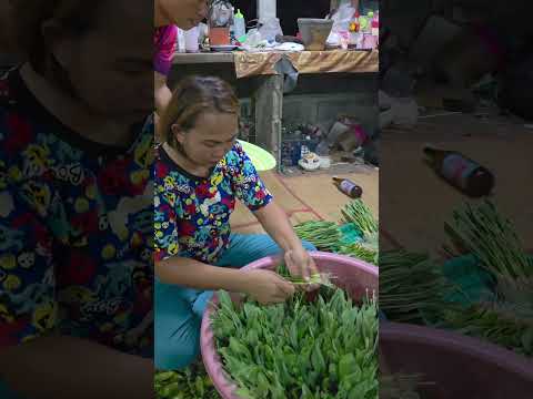 อ้ายเอามาให้เทอใส่ผักวางพื้นมันเลอะใส่ถาดดีกว่า #funny #comedy #ขึ้นหน้าฟีด thumbnail