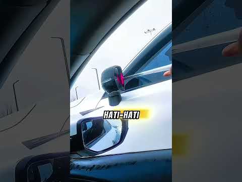 🚗 Pria Ini Punya Wiper Mini Super Cerdas untuk Bersihkan Spion 😲✨ #shorts thumbnail