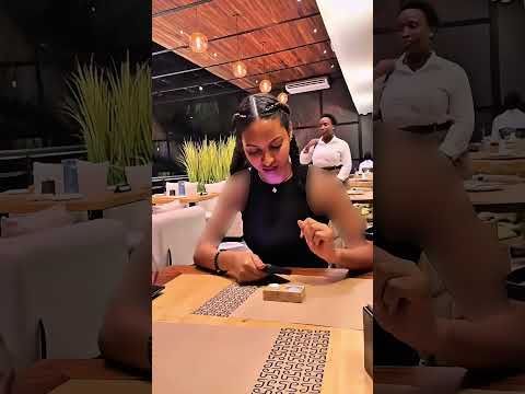 Era la primera vez que iba a un sitio elegante y estuvo a punto de cometer este error #prank #funny thumbnail