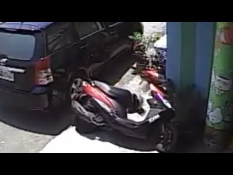 【車禍影片】我們根本沒有撞到，是它自己倒的 thumbnail