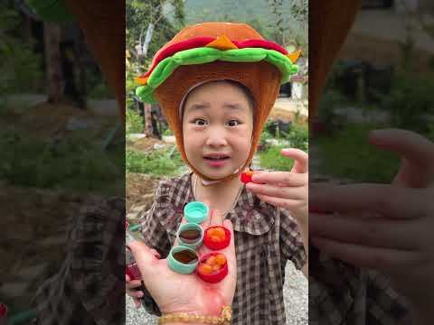 Cô bé ngoan ngoãn ăn kẹo cầu vồng và uống Coca-Cola rất ngon miệng. #vui #kẹo #thứcăn #dễthương thumbnail