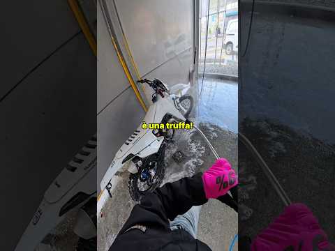 PROBLEMI IN MOTO ALL’AUTOLAVAGGIO! #shorts thumbnail