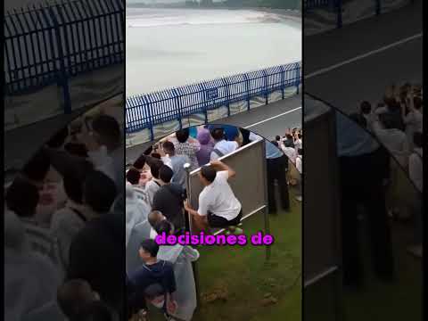 ASÍ PUEDES SOBREVIVIR A UN TSUNAMI!! 😯 thumbnail