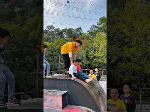 Anak laki-laki itu terjatuh saat bermain sepatu roda#shorts #shortvideo thumbnail