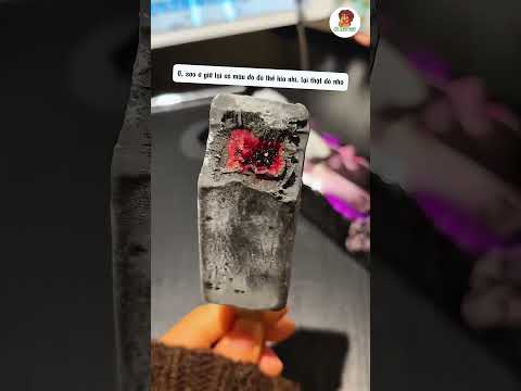 Đang Ăn Kem Ngon Thì Phát Hiện Thứ Màu Đỏ Bên Trong thumbnail