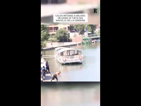 Caldo a Milano, uomo cerca refrigerio tuffandosi nelle acque della Darsena thumbnail