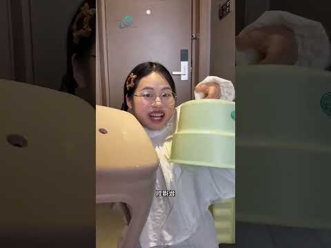 الفتاة القصيرة كانت تتحرك في الفندق بطريقة مميزة !! #shorts thumbnail
