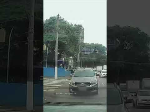 Criminoso quebra vidro de carro para roubar celular em SP thumbnail
