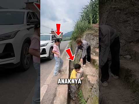 Gak Tega Lihat Ibu ini Kesulitan, 2 Cowok ini Langsung Turun Tangan! thumbnail