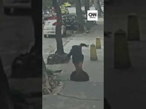 Mulher cai em bueiro no Rio; não há atualizações sobre estado de saúde thumbnail