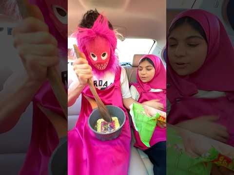 تطبخ الأندومي في السيارة وصدمة 😱 عمو الشرطي يوقفها !!! thumbnail