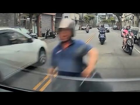 【車禍影片】再不看前面阿 thumbnail