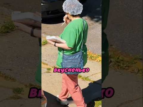 Ест сырую курицу во время прогулки 😅 thumbnail