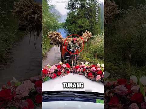 Demi Jalan untuk Mobil Pengantin, Pria ini Sampai Membalikkan Becaknya! thumbnail