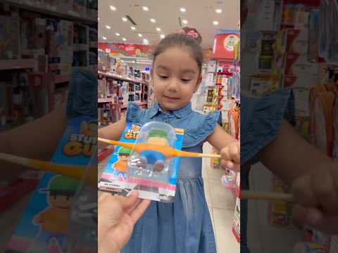 Oyuncağın kollarını çekip durma kopacak şimdi😂 #aboneolmayiunutmayin #keşfetbeniöneçıkar #funny thumbnail