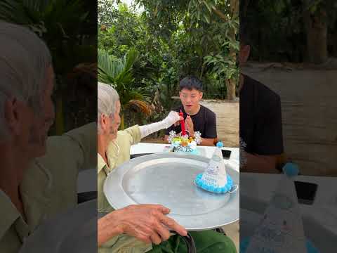 Ông nội tội nghiệp đã chia sẻ bánh sinh nhật cho chàng trai🥺🎂 #shorts thumbnail