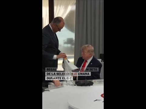 MERZ regala a TRUMP una camiseta de la selección alemana durante el G7 #shorts thumbnail