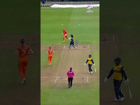 Iris Zwilling on the money for a prized wicket 💪 thumbnail