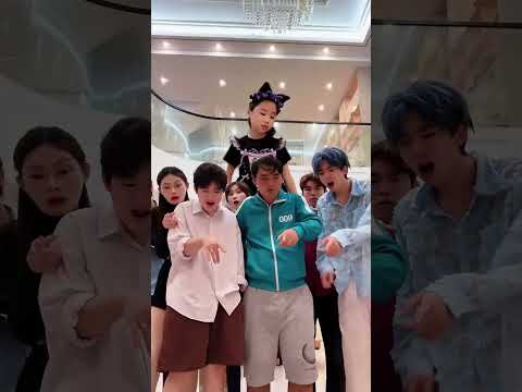 大家围在哪里看什么呢?？#路飞 #海贼王 thumbnail