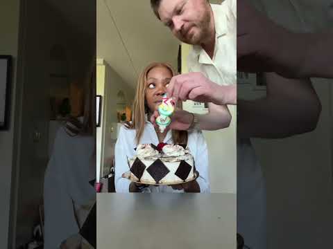Hur många grattis kan foxy mama få? #birthday #födelsedag #humor #komedi #roligaklipp #funny #short thumbnail