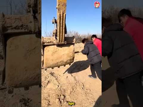 Cô gái thông minh lấy tảng đá trong gầu máy xúc thumbnail
