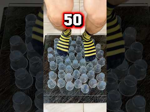 Quantos copos plásticos aguentam meu peso?!😱 #shorts #challenge thumbnail