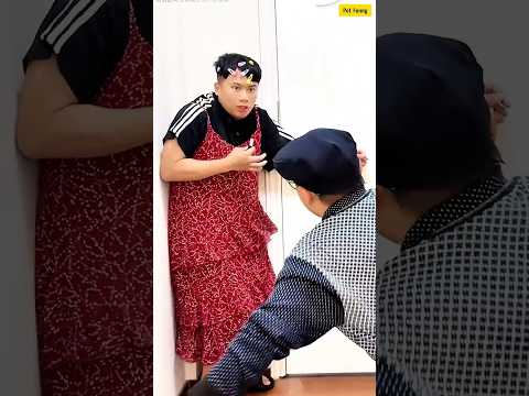 Gọi Anh Trai ngủ nướng dậy bằng son môi của Chị Gái #shorts #funny #haihuoc thumbnail