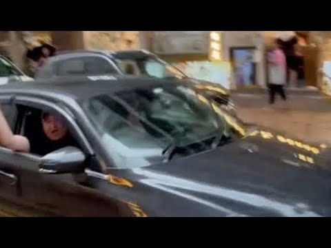 直擊 - 吊住走無L用? 疑不滿小巴落客瘋狂響安 街坊叫佢等一陣仲串過馬L (轉載)  thumbnail