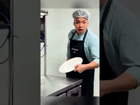 Đừng dùng điện thoại khi nấu ăn😂 thumbnail