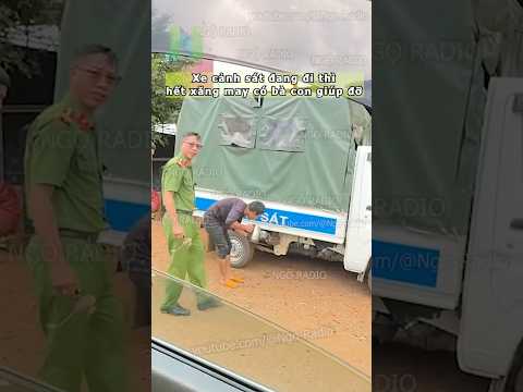 Xe cảnh sát đang đi thì hết xăng may có bà con giúp đỡ thumbnail
